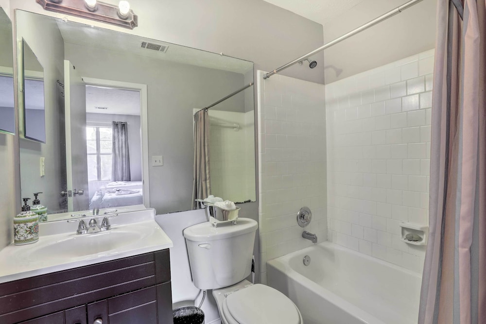 Norcross Townhome ~ 18 Mi to Dtwn Atlanta!