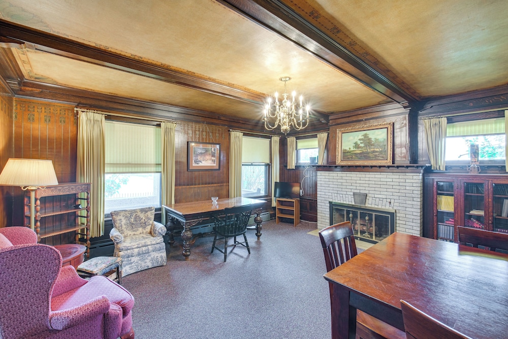 2 Mi to Lake Erie: Spacious Retreat Near Cafes!