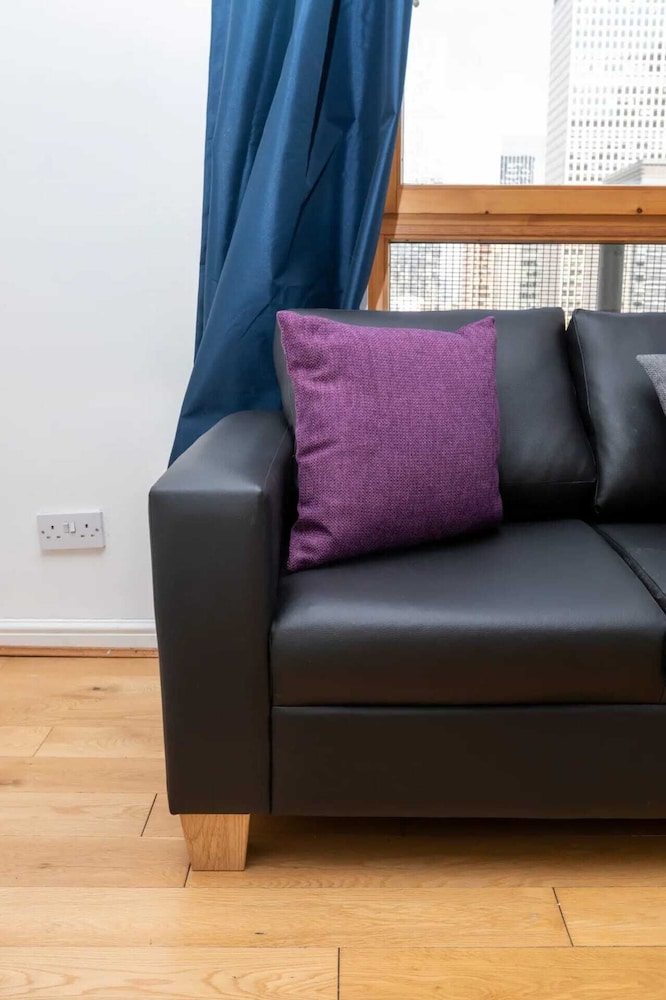 Top Floor 1BD Flat With Balcony - Isle of Dogs