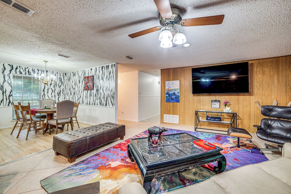 Family Getaway on 4 Acres in Mineola!