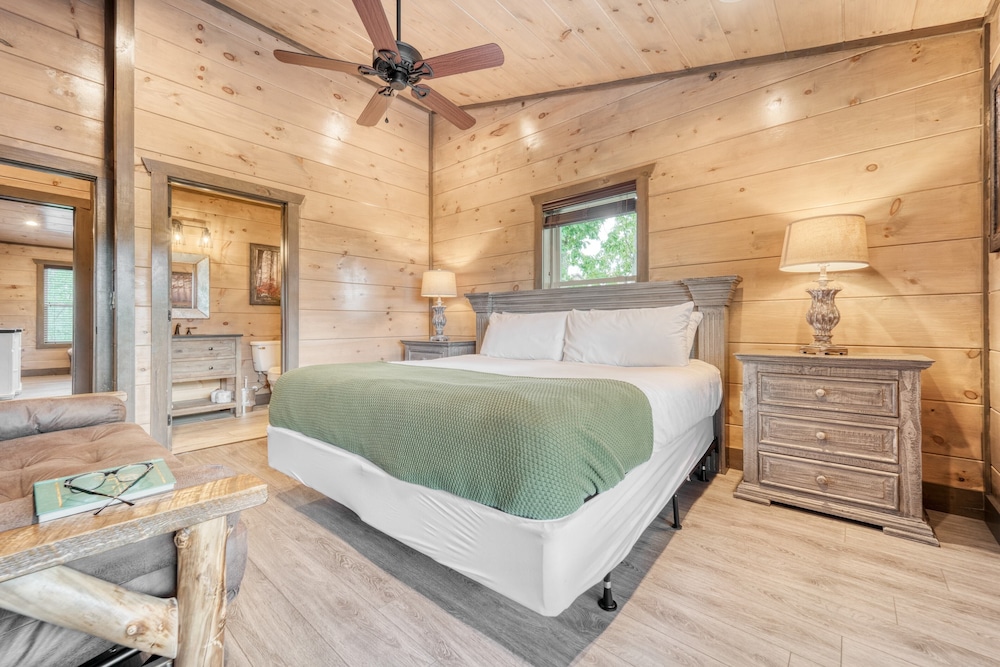 Wanderer by Avantstay Sleeps 34, A+ Custom Smokies Cabin view 5