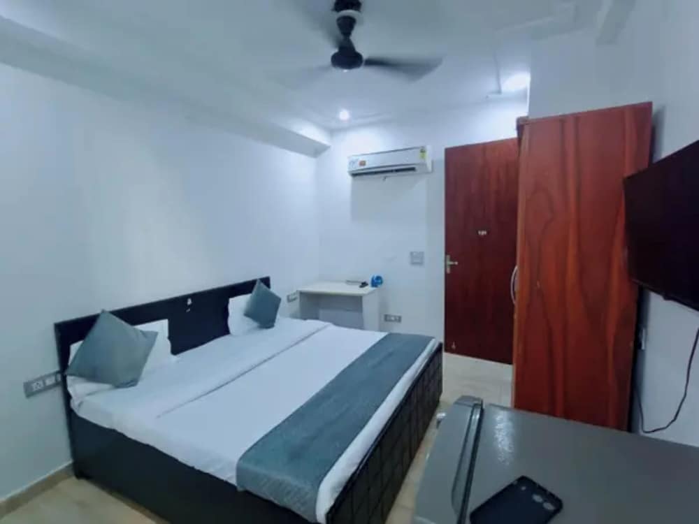 Fabhotel Ditvi Residency