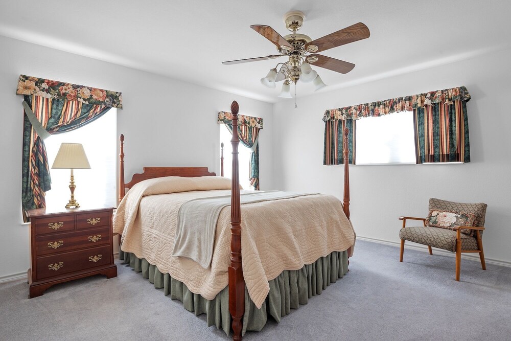 Peaceful 2 Bedroom Home by RedAwning view 4