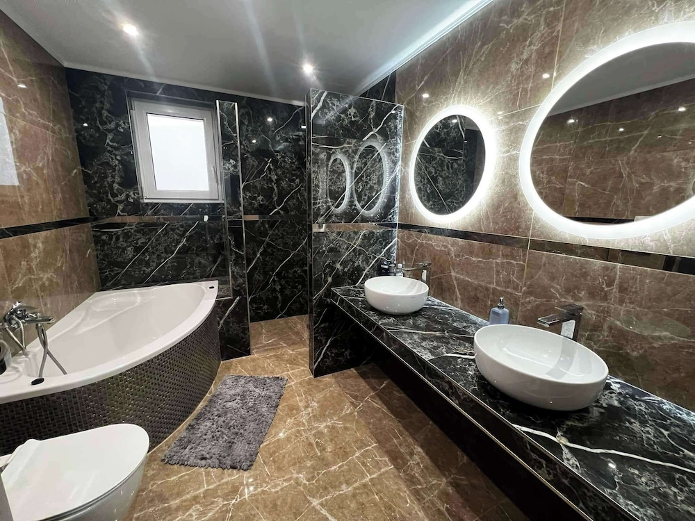 4-bed Villa Retreat - Bbq, Garden & Stunning Views