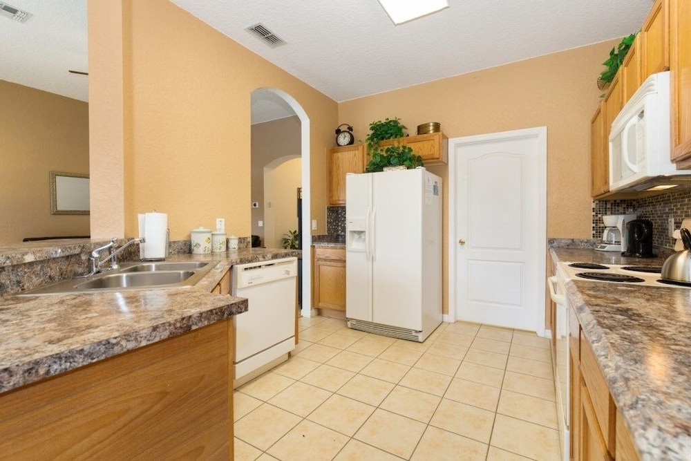 Stunning Golf Community Villa W/ Pool Near Disney 4 Bedroom Villa