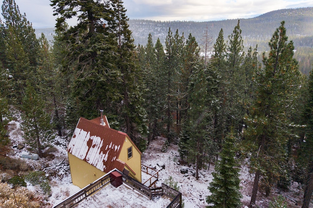 Sierra at Donner Lofted Cabin Minutes to Lake A-frame-inspired Design Deck