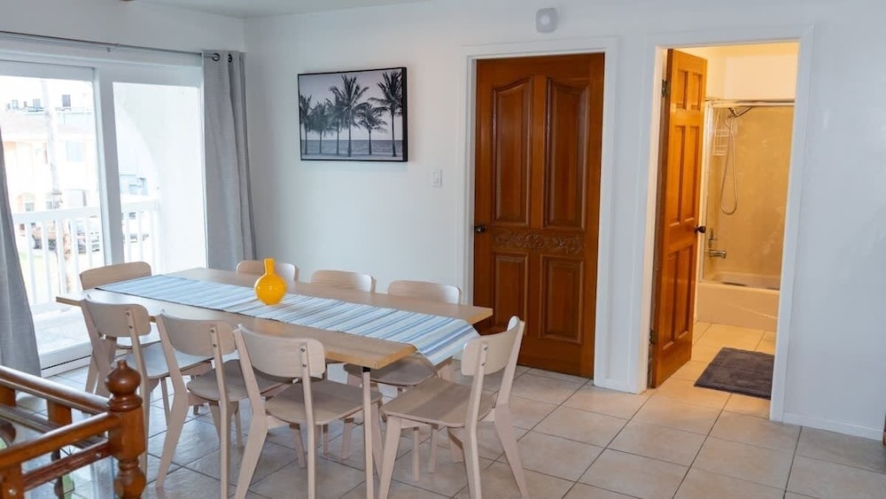 Fun Retro Island Vibe Sleeps 17 Beach 1 Block 4 Bedroom Home