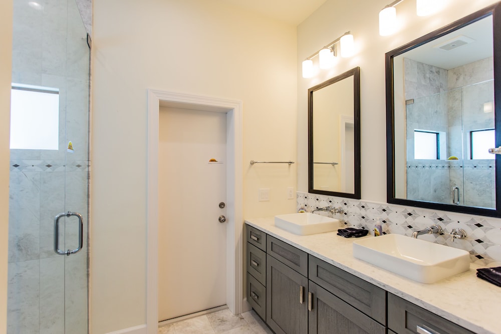 Sorrento Luxury Vacation Home: Expansive 5-Bedroom, 4.5-Bath Retreat with Private Pool, Hot Tub, and Pet-Friendly Accommodations – Just a Short Walk from S