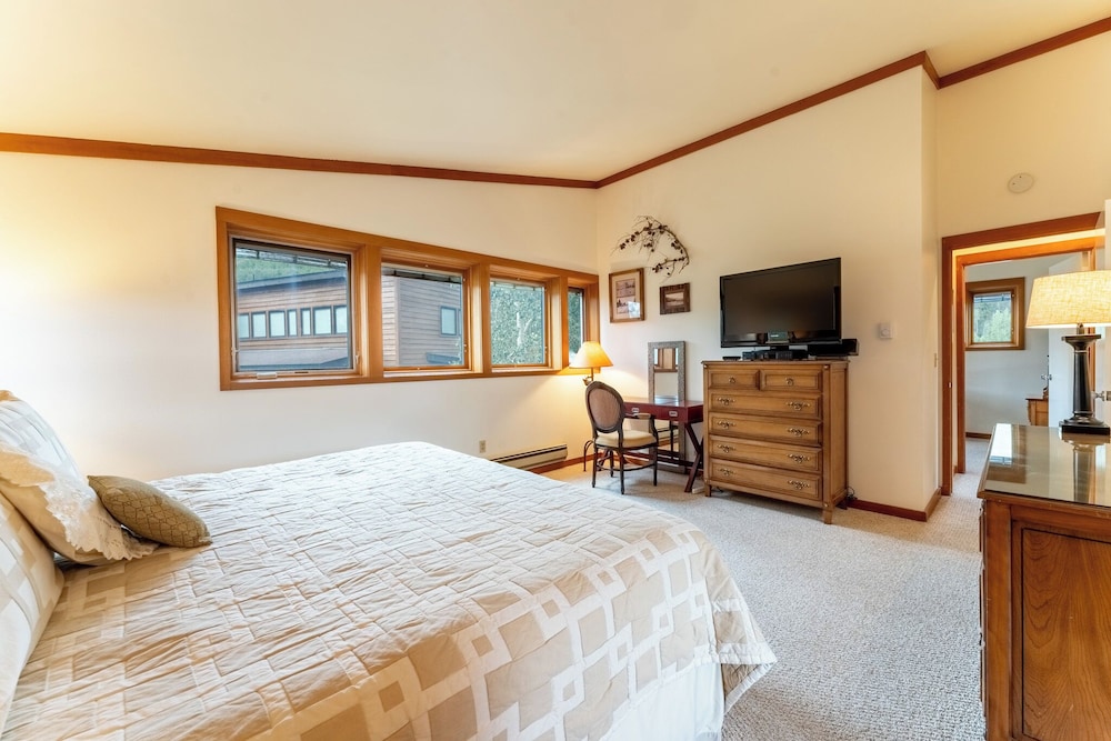 Tennis Townhomes #1340: 2
