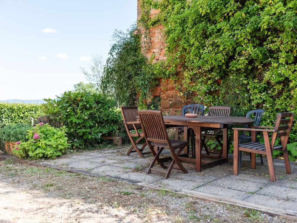 Tranquil Farmhouse in Terranova Bracciolini near Nightlife