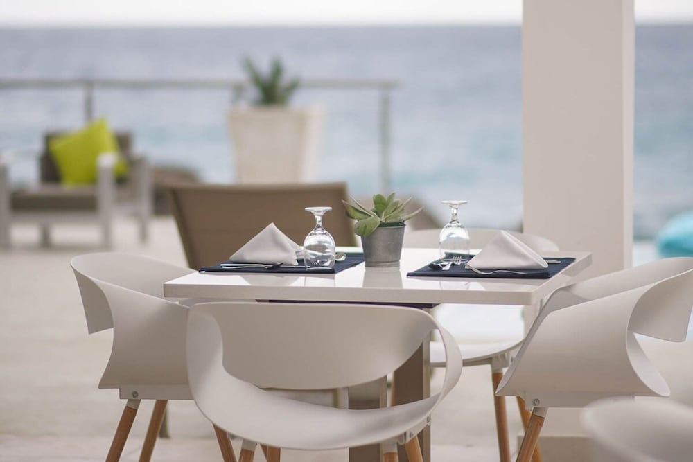Santosha Whitehouse JM - 10 Bedroom Villa w Private Beach