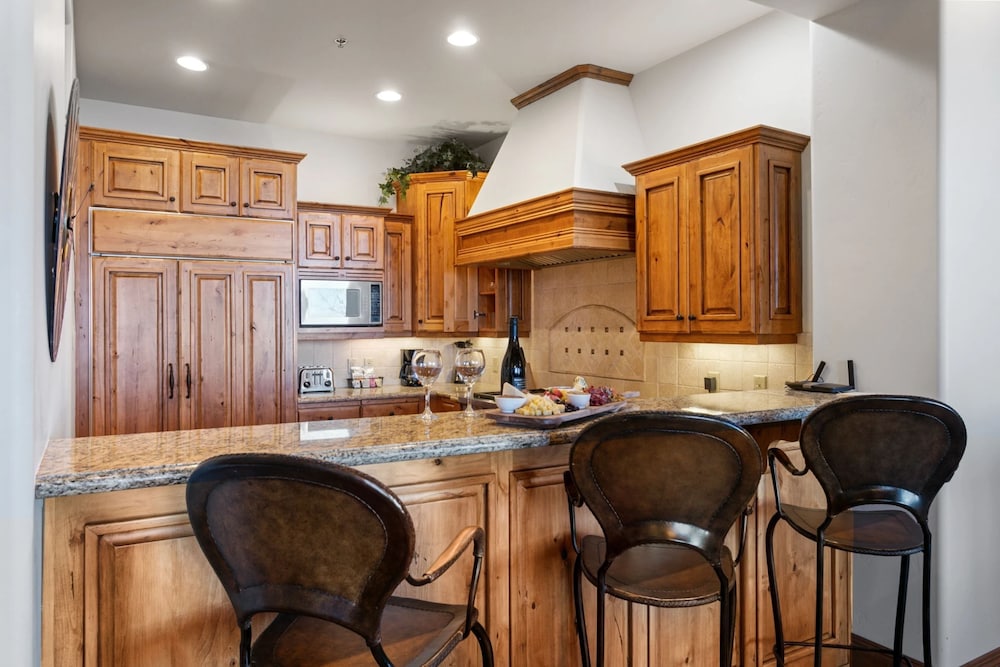 Grand Lodge - 3 Bedroom Deluxe #206 - Ski-in/out 3 Condo