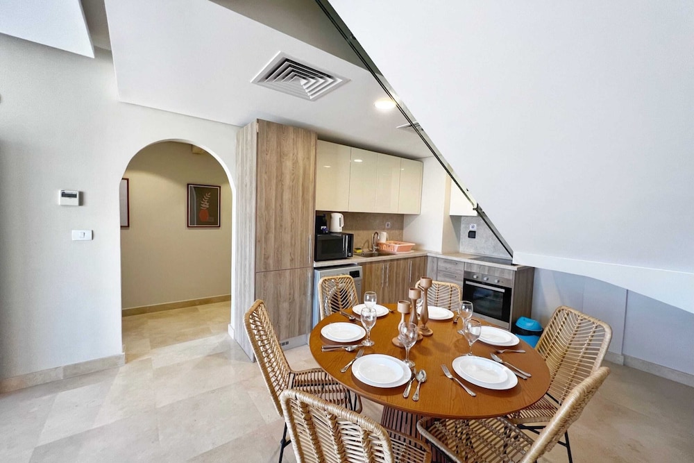 Xuru Stays I Exotic 1bdr w/ Outdoor Terrace Pool & Beach Access