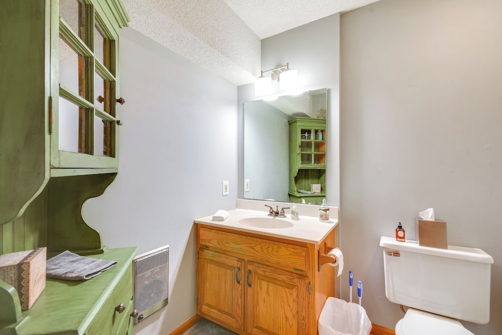 3 Mi to Dtwn Jefferson City: Family Home w/ Deck