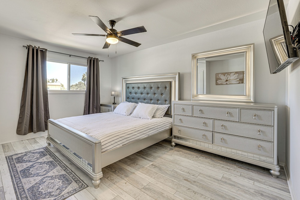 2 Mi to Old Town & Mall: Townhome w/ Pool Access!