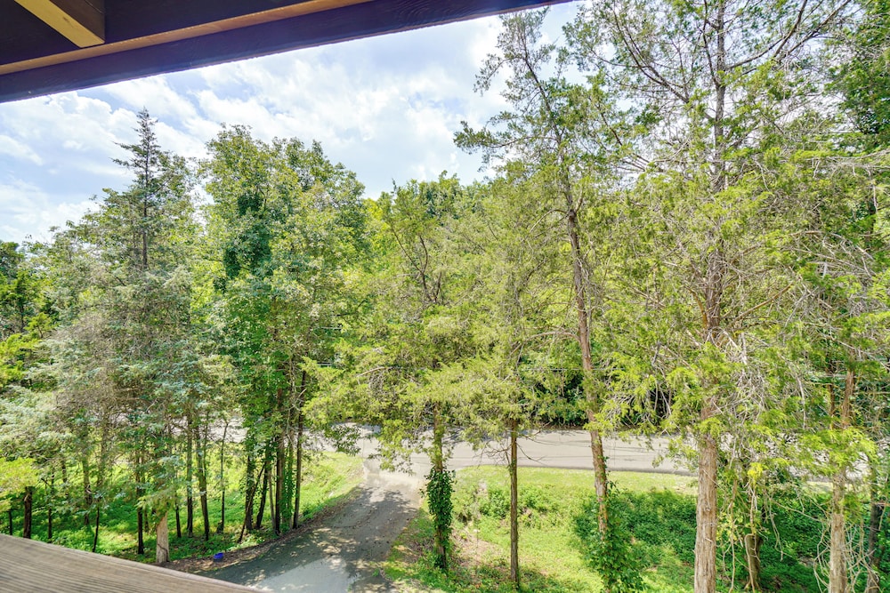 Private Hot Tub: Lake Resort Cabin in Sevierville!