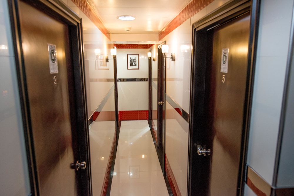Canada Hotel - Image 2