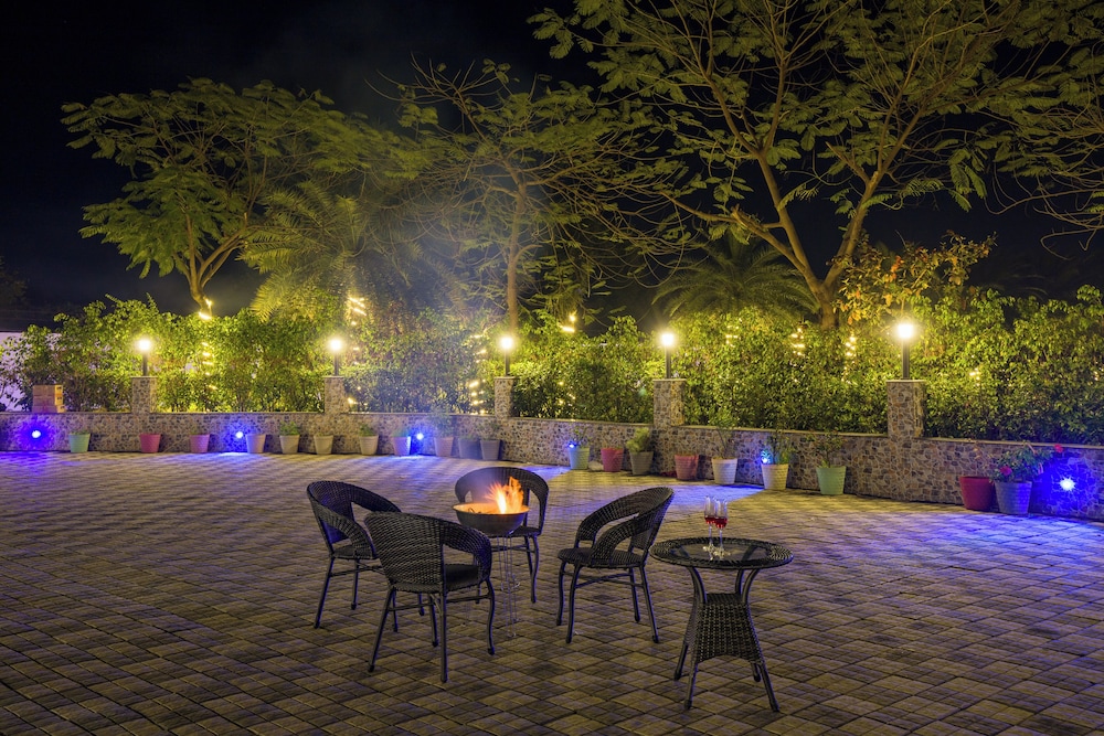 ELIVAAS Ivory Estate Pet-friendly Farm