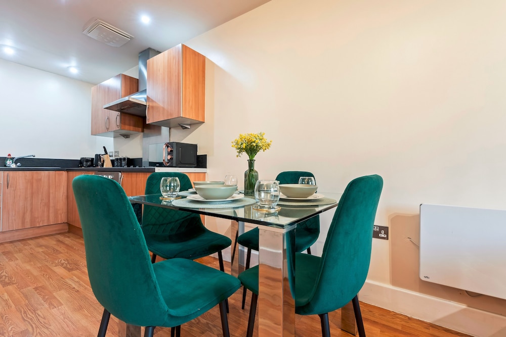 1 Bed Apartment Sleeps 5 - Balcony - Wifi & Tv