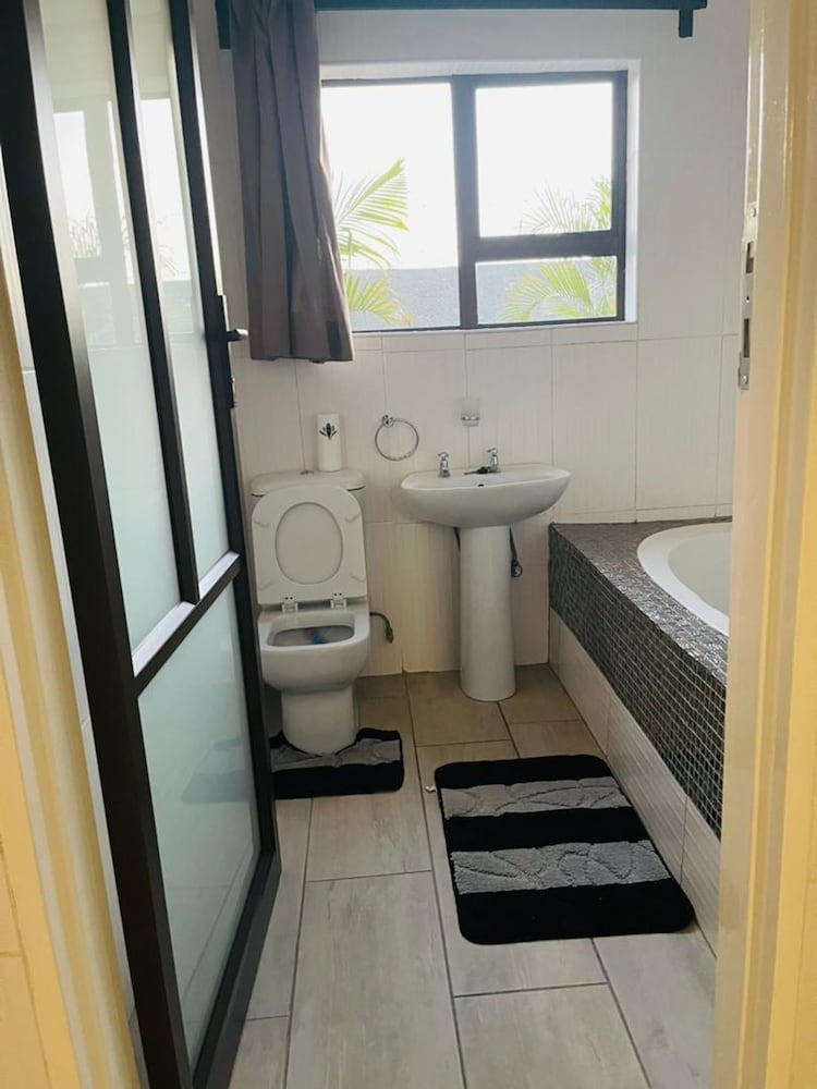 Lovely 3 bed in Selborne Park With Pool - 2234