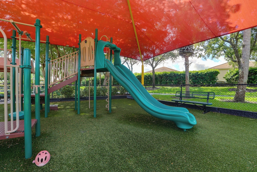 Lake View & Screened Balcony: Estero Getaway!