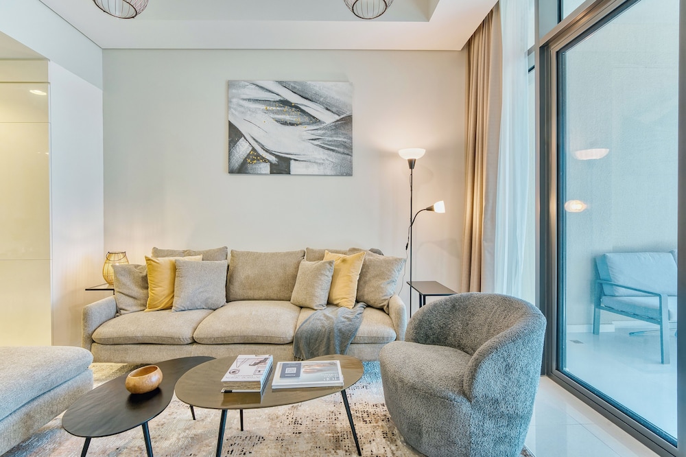 PVH - Contemporary 2BR - Aykon Tower C