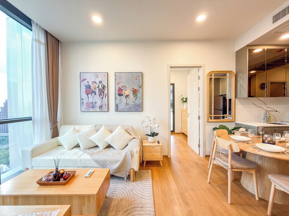 Luxury Downtown Bangkok 2BR 2BA · Sky Pool Gym · 5min Walk to Siam Paragon