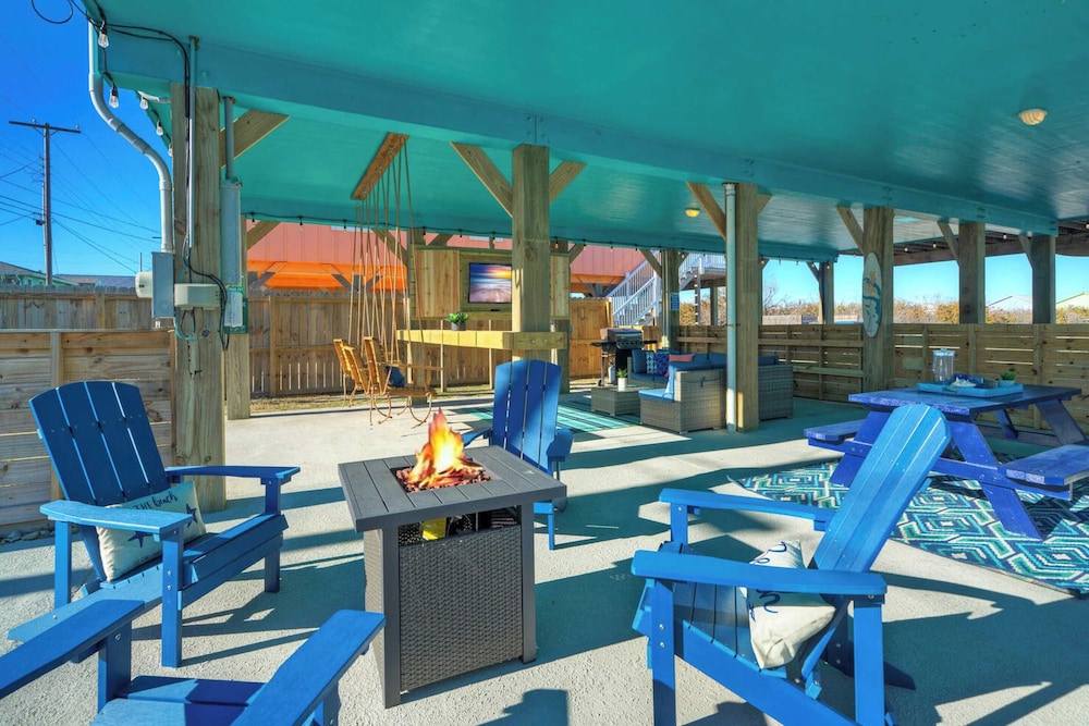 Sleeps 21, 2 Homes 2 Private Pools, Fire Pit, Swing Bar Walk to the Beach
