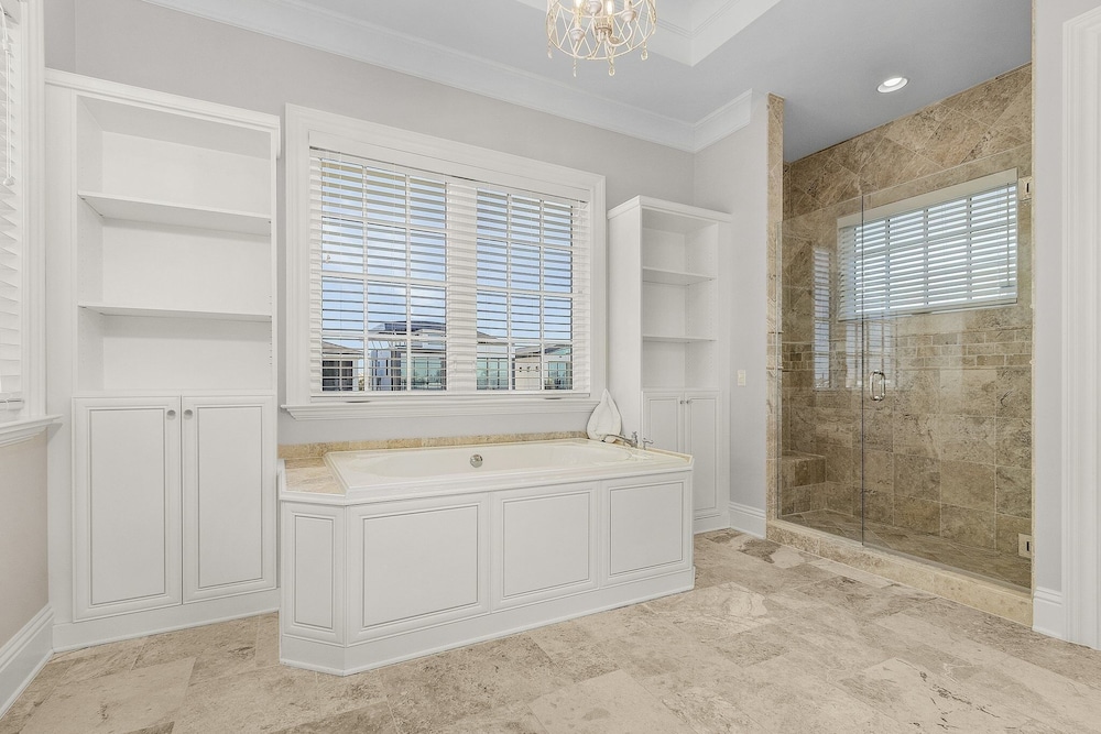 260 Coastal Luxe Retreat: 5bd/4.5ba, Pool & Spa, Water Views 5 Bedroom Home