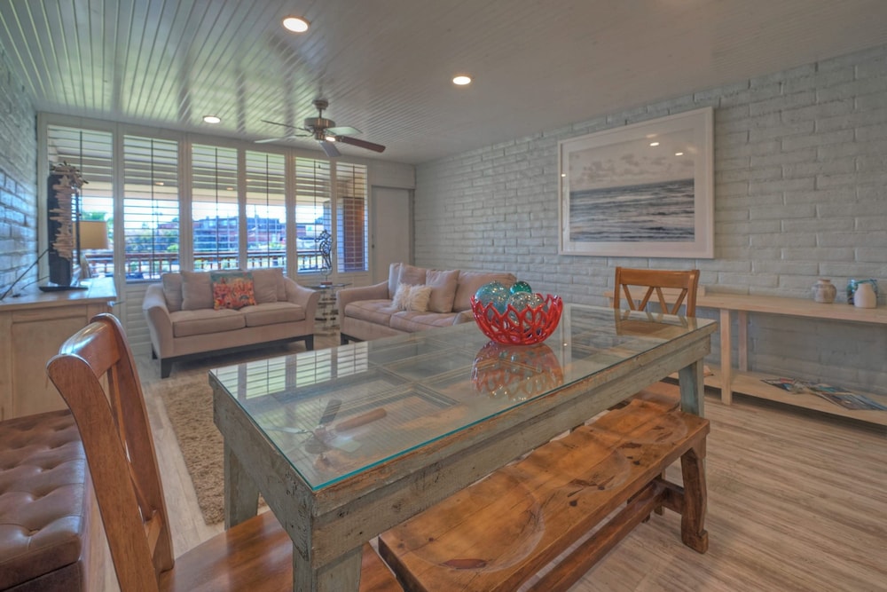 Pour Me a Vacation Mins to Beach Community Pool Tennis Court Private Balcony