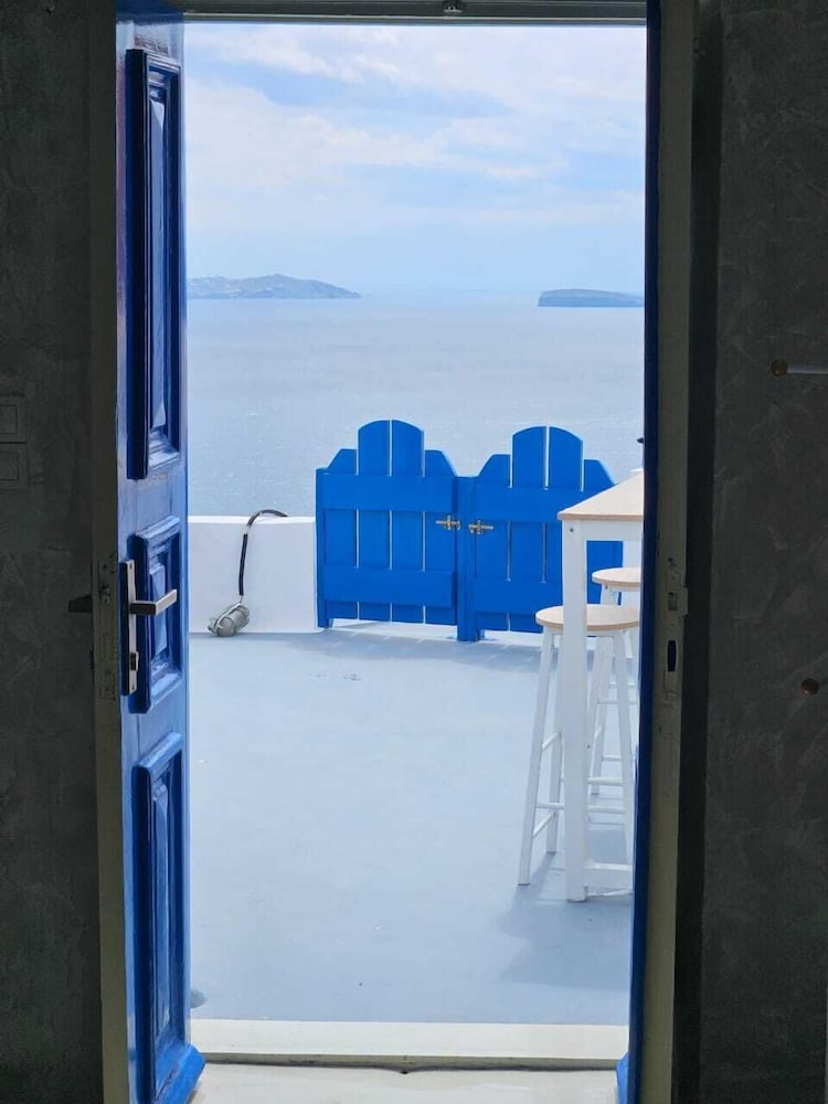 Phaos Oia Suites