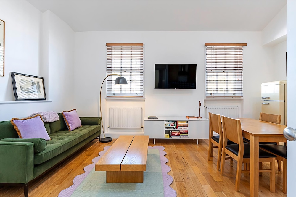 Stylish Chelsea Flat With Luxe Comfort & Charm