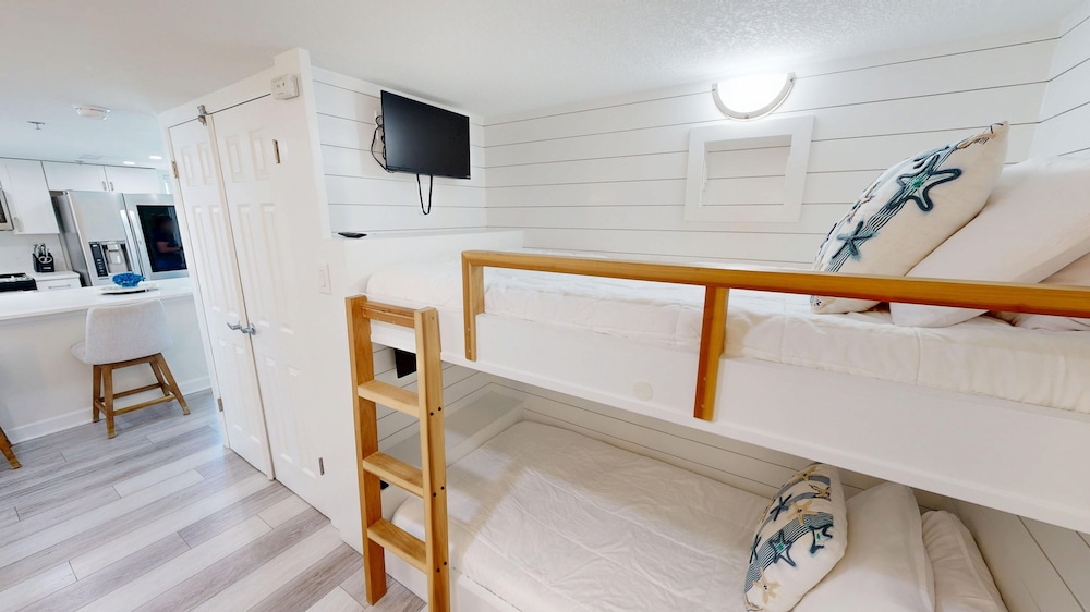 Destin Towers 113 2 Bedroom Condo