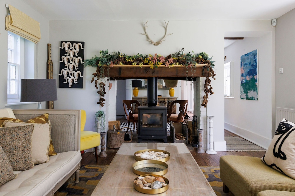 Enchanting 4BD Cottage Lodge Nr Eartham Wood view 3