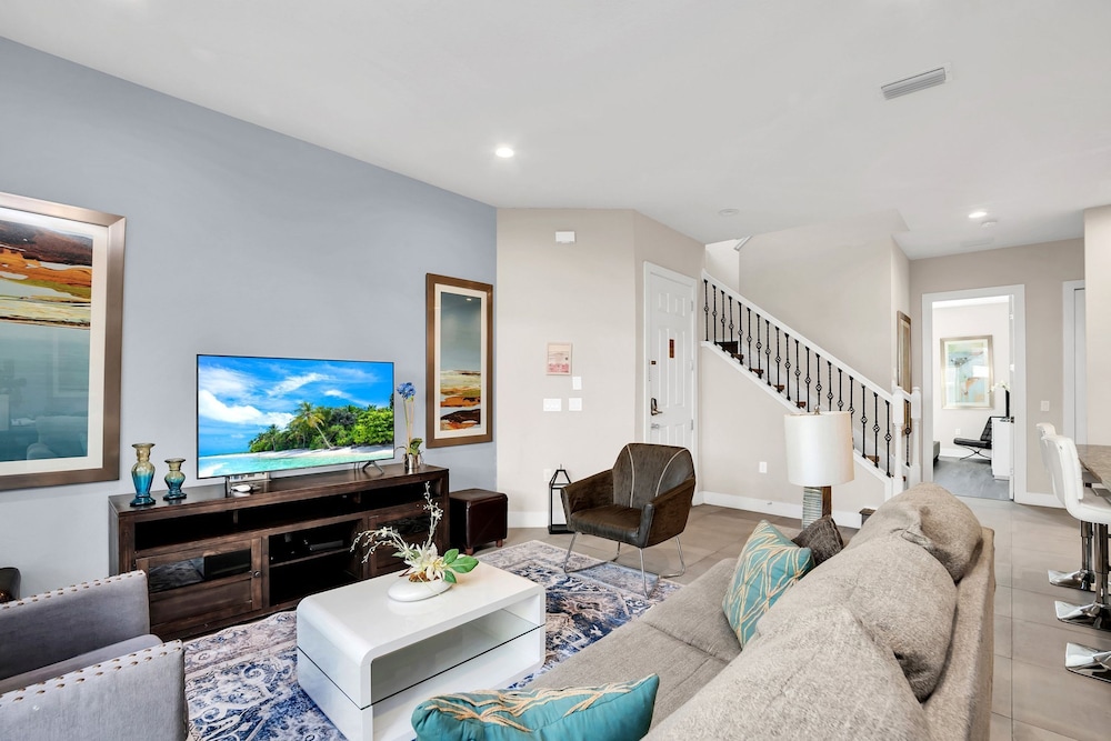 5 BR 6 BA Villa 5min Disneyworld Hot Tub BBQ