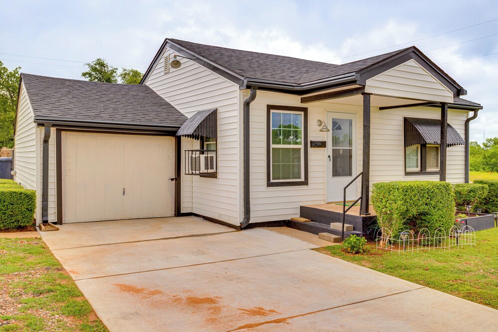 3 Mi to Dtwn Okc: Inviting Home w/ Yard!