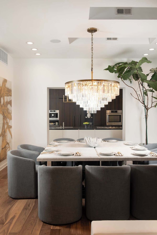 Luxury 4BD Gold Coast Penthouse With Deck Views