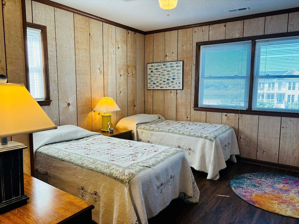 Great Place 5 Bedroom Home by RedAwning