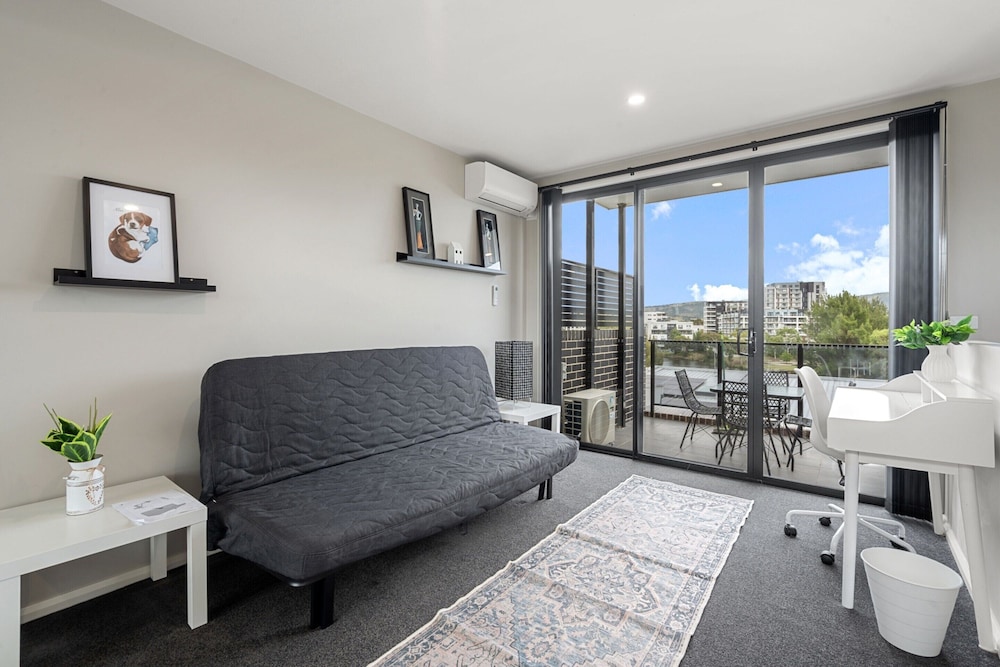Modern 3-bedroom Townhouse in Quiet Greenway