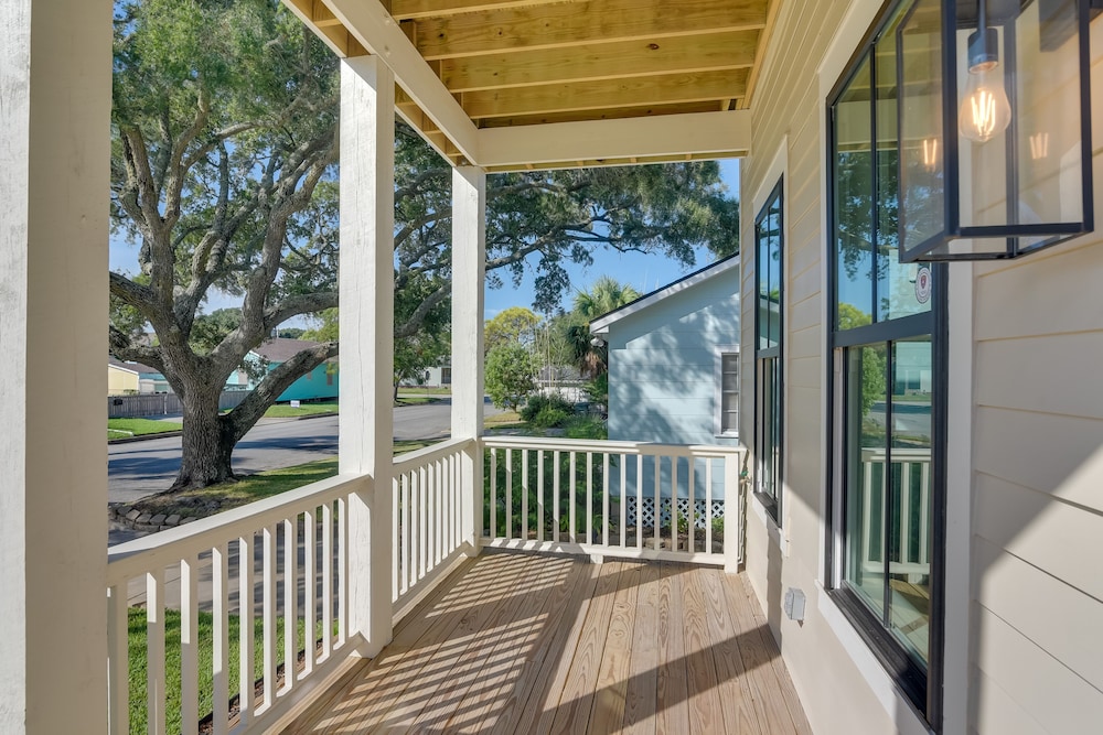 Upscale Home w/ 2 Balconies in Galveston!