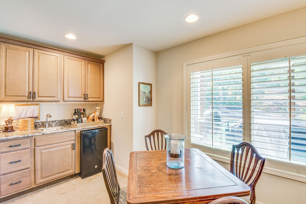 Lakefront Fun Near Clemson! Retreat w/ Pool Access