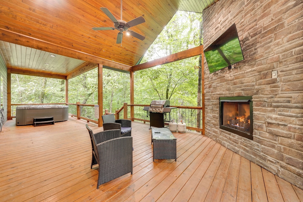 Fire Pit & Hot Tub: Couples Retreat in Broken Bow