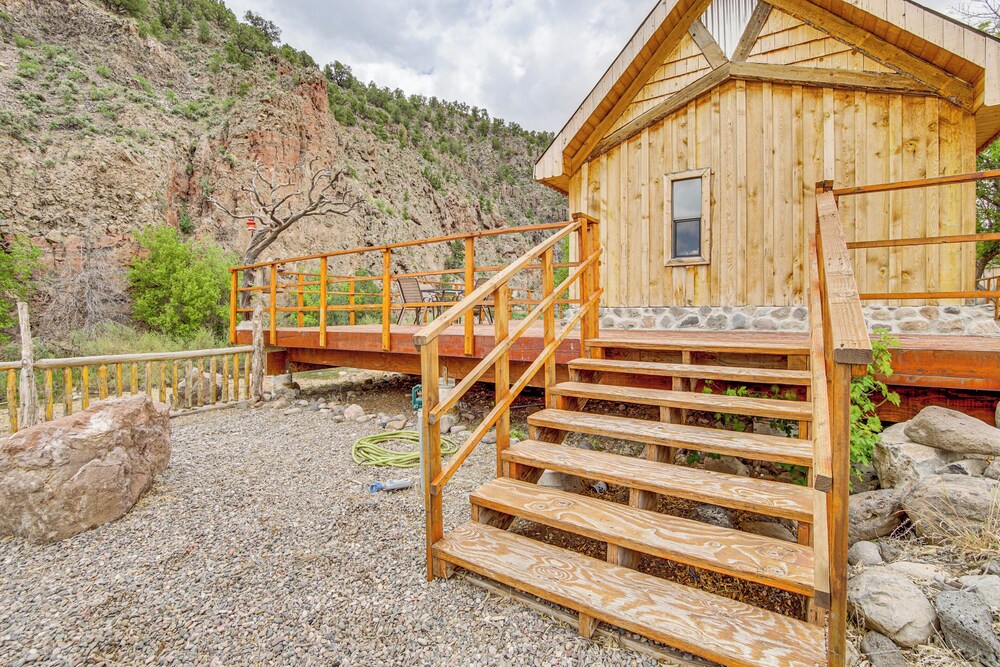 Creekside Cabin w/ Deck & Views in Panguitch!