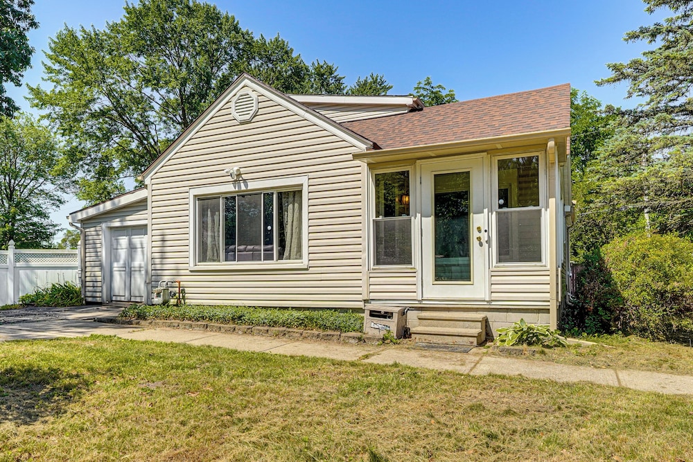 Private Pool & Yard: Pet-friendly Home in Toledo