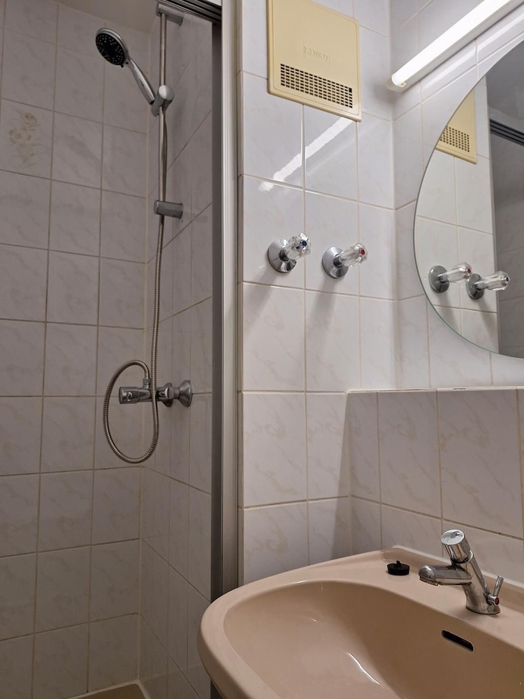 2-Rent Group Hostel Rooms AUB162