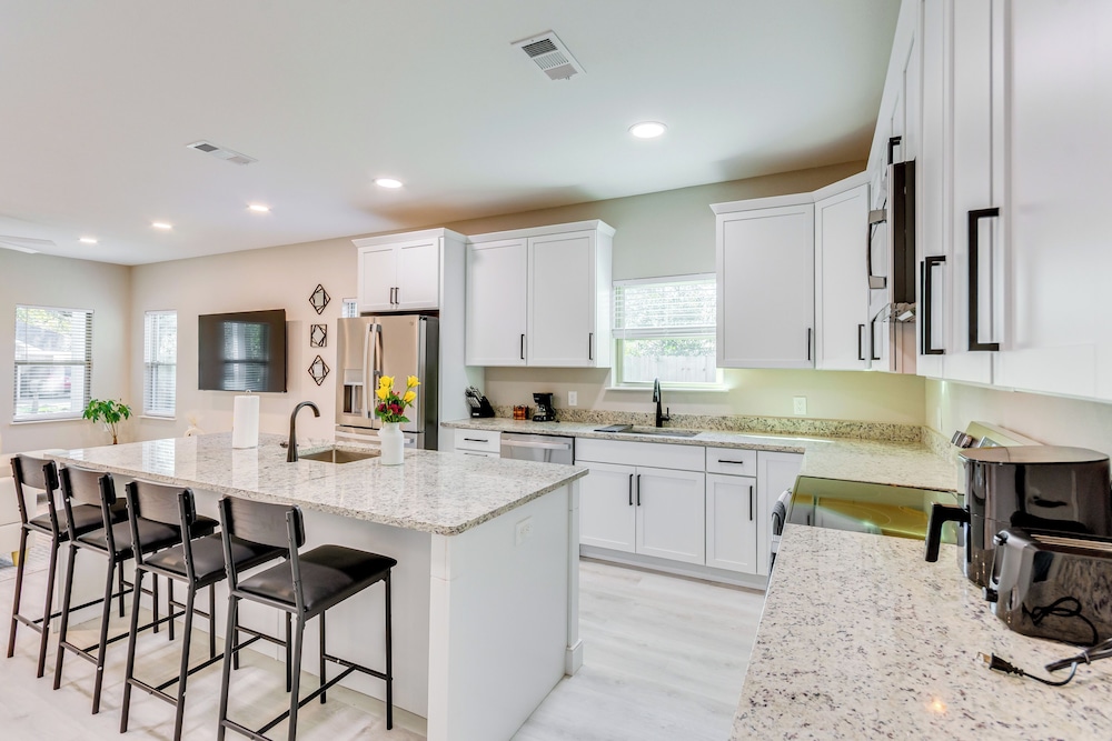 Pet-friendly Pensacola Home: Central Location