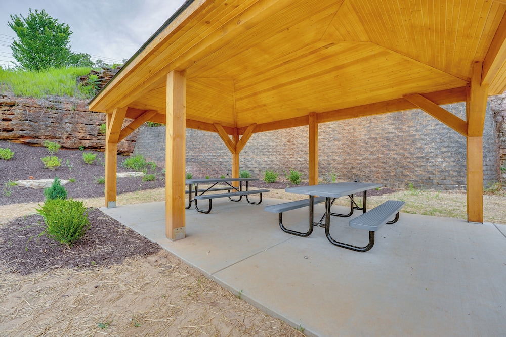2 Mi to Table Rock Lake: Branson Condo w/ Balcony!