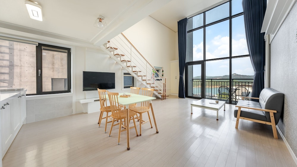 Yeosu Wellstay Pool Villa