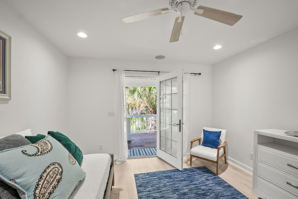 723 Seahorse Road - Newly Renovated, 5-bedroom Oceanside Home