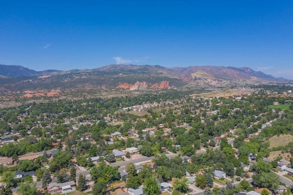 4BR Dog-friendly Minutes to Garden of the Gods view 5